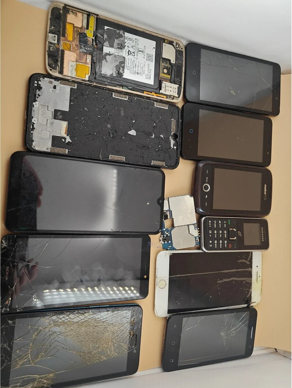 Smartphone Lot iPhone Samsung LG Parts Repair Cracked No Power Locked AS IS